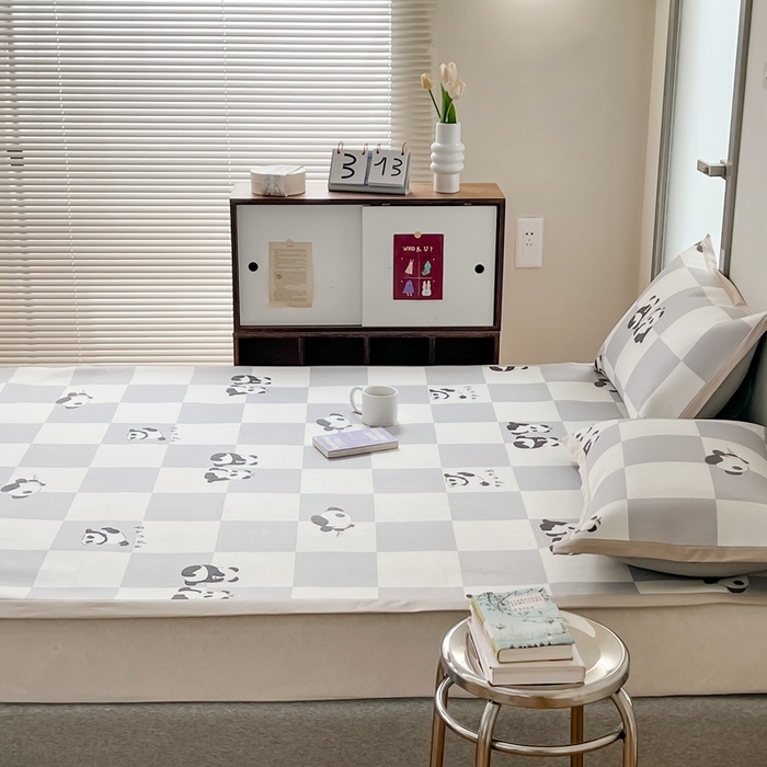 91家纺网 家纺一手货源 找家纺 觅糖家纺 2023新款A类抗菌养生冰藤印花凉席 灰格熊猫