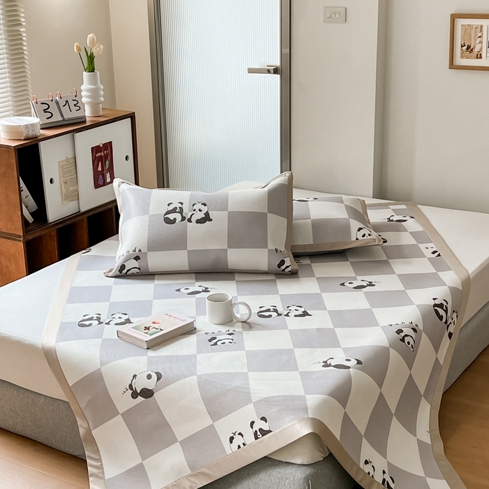 91家纺网 家纺一手货源 找家纺 觅糖家纺 2023新款A类抗菌养生冰藤印花凉席 灰格熊猫