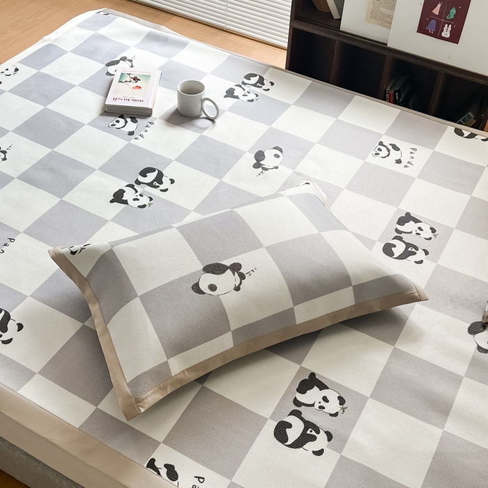 91家纺网 家纺一手货源 找家纺 觅糖家纺 2023新款A类抗菌养生冰藤印花凉席 灰格熊猫