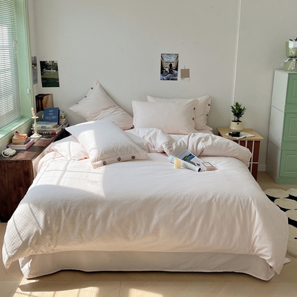 91家纺网 家纺一手货源 找家纺 (总) 三朵 2023新款全棉提花贡缎锻格四件套-场景二