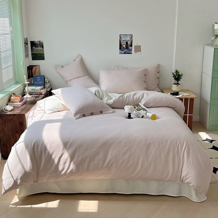 91家纺网 家纺一手货源 找家纺 (总) 三朵 2023新款全棉提花贡缎锻格四件套-场景二