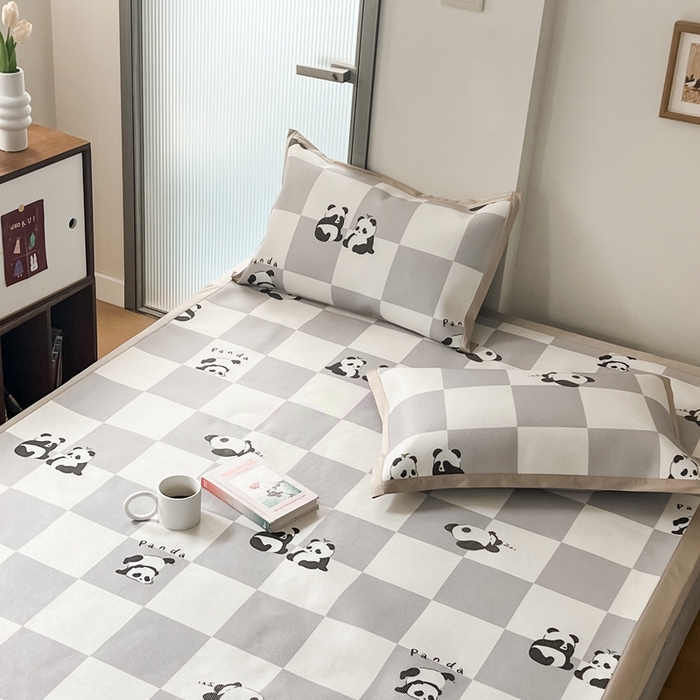 91家纺网 家纺一手货源 找家纺 觅糖家纺 2023新款A类抗菌养生冰藤印花凉席 灰格熊猫