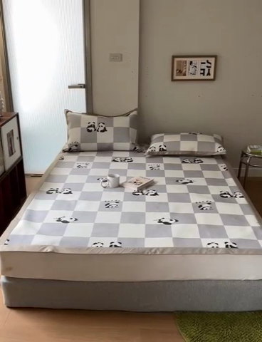 91家纺网 家纺一手货源 找家纺 觅糖家纺 2023新款A类抗菌养生冰藤印花凉席 灰格熊猫