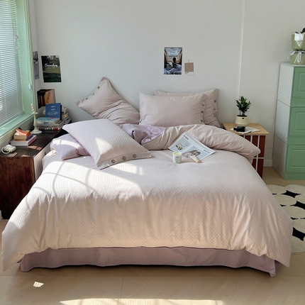 91家纺网 家纺一手货源 找家纺 (总) 三朵 2023新款全棉提花贡缎锻格四件套-场景二