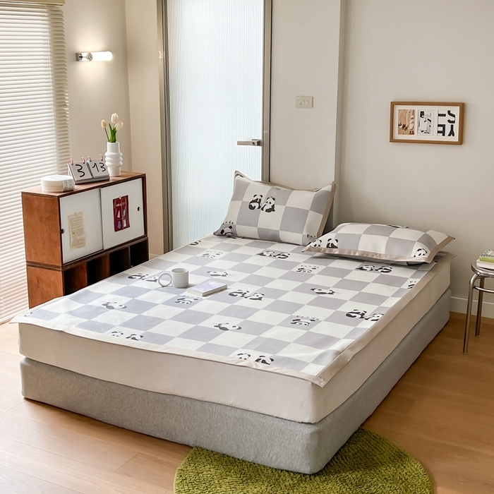 91家纺网 家纺一手货源 找家纺 觅糖家纺 2023新款A类抗菌养生冰藤印花凉席 灰格熊猫