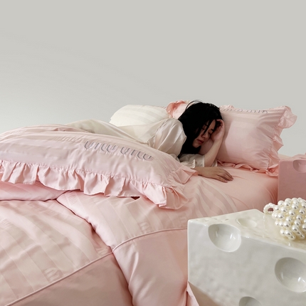 91家纺网 家纺一手货源 找家纺 嘉汀兰家居 2023新款100支长绒棉绣花拼角宽边四件套-MIUMIU简爱 少女粉