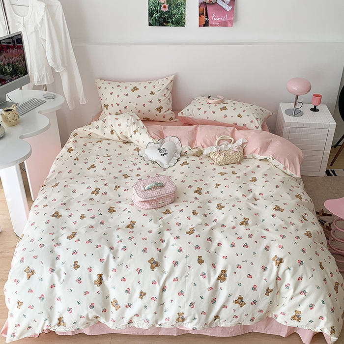 91家纺网 家纺一手货源 找家纺 昔可家纺 2023新款全棉怦然心动小花系列四件套 玫瑰小熊公仔