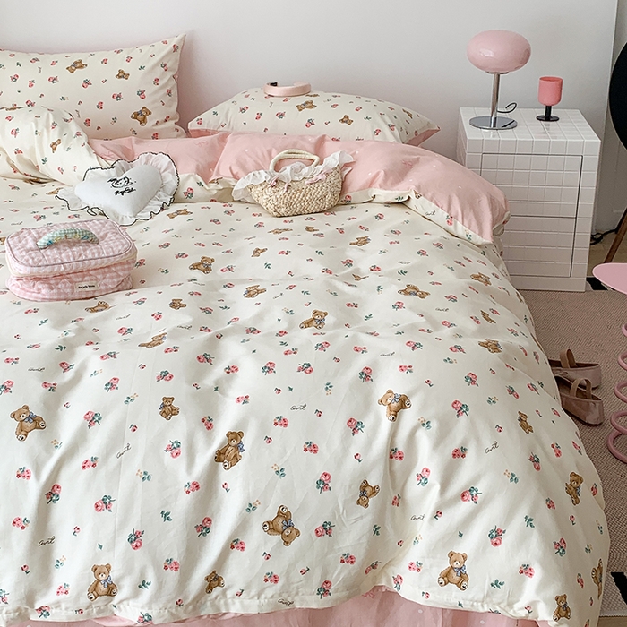 91家纺网 家纺一手货源 找家纺 昔可家纺 2023新款全棉怦然心动小花系列四件套 玫瑰小熊公仔