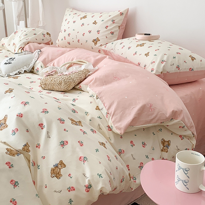 91家纺网 家纺一手货源 找家纺 昔可家纺 2023新款全棉怦然心动小花系列四件套 玫瑰小熊公仔