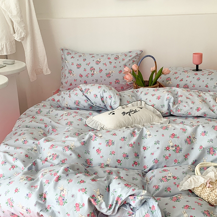 91家纺网 家纺一手货源 找家纺 昔可家纺 2023新款全棉怦然心动小花系列四件套 蓝底花奶油兔