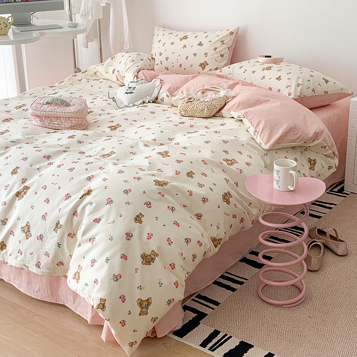 91家纺网 家纺一手货源 找家纺 昔可家纺 2023新款全棉怦然心动小花系列四件套 玫瑰小熊公仔