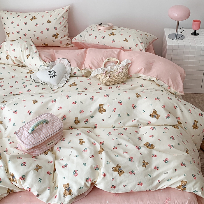 91家纺网 家纺一手货源 找家纺 昔可家纺 2023新款全棉怦然心动小花系列四件套 玫瑰小熊公仔