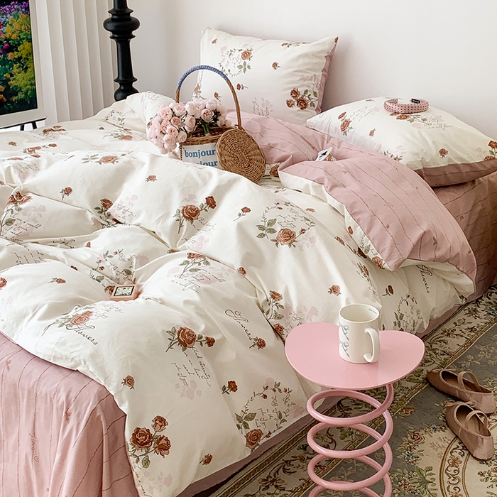 91家纺网 家纺一手货源 找家纺 昔可家纺 2023新款全棉怦然心动小花系列四件套 中古字母玫瑰