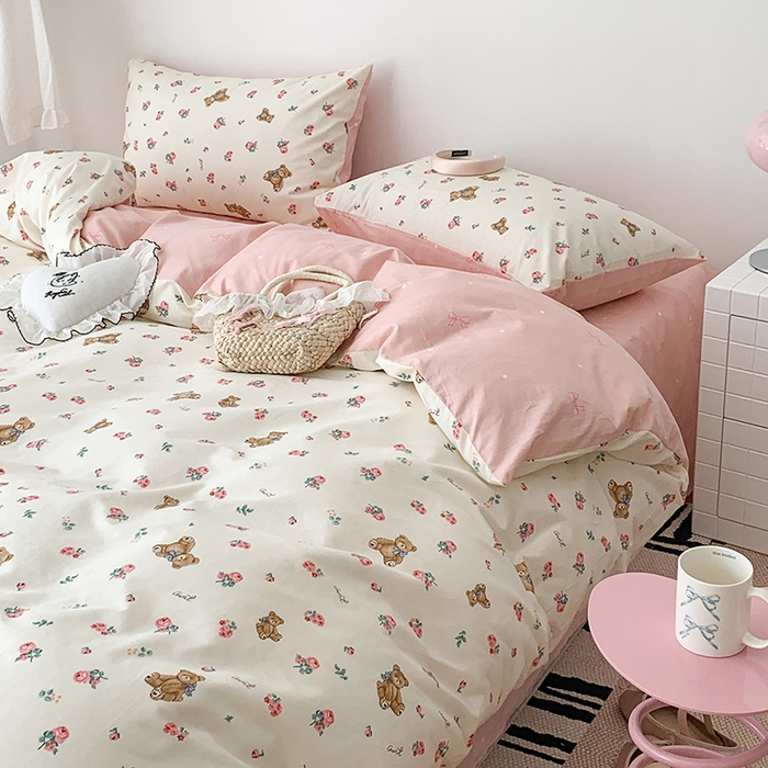 91家纺网 家纺一手货源 找家纺 昔可家纺 2023新款全棉怦然心动小花系列四件套 玫瑰小熊公仔