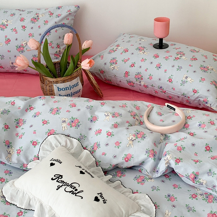 91家纺网 家纺一手货源 找家纺 昔可家纺 2023新款全棉怦然心动小花系列四件套 蓝底花奶油兔