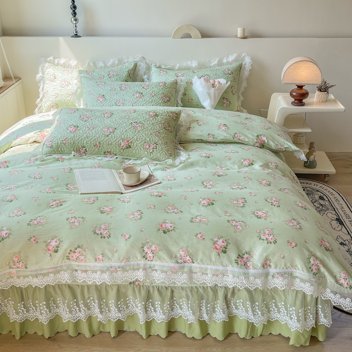 91家纺网 家纺一手货源 找家纺 添越2024小清新韩版蕾丝款花边纯棉夹棉床盖三件套全棉 芊芊花园蕾丝款