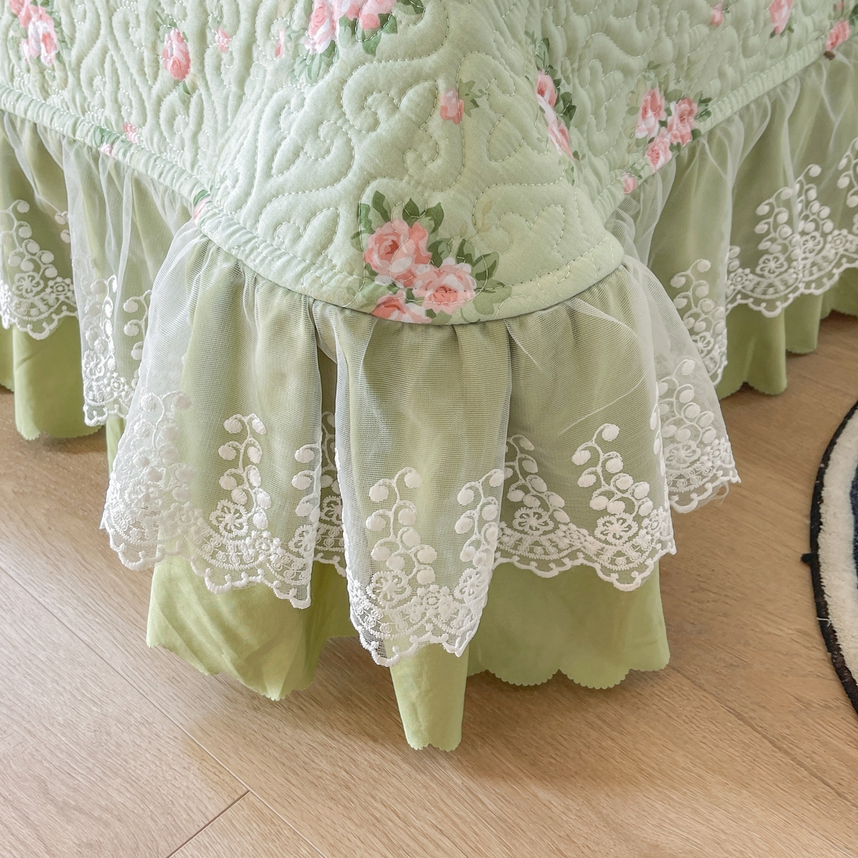 91家纺网 家纺一手货源 找家纺 添越2024小清新韩版蕾丝款花边纯棉夹棉床盖三件套全棉 芊芊花园蕾丝款