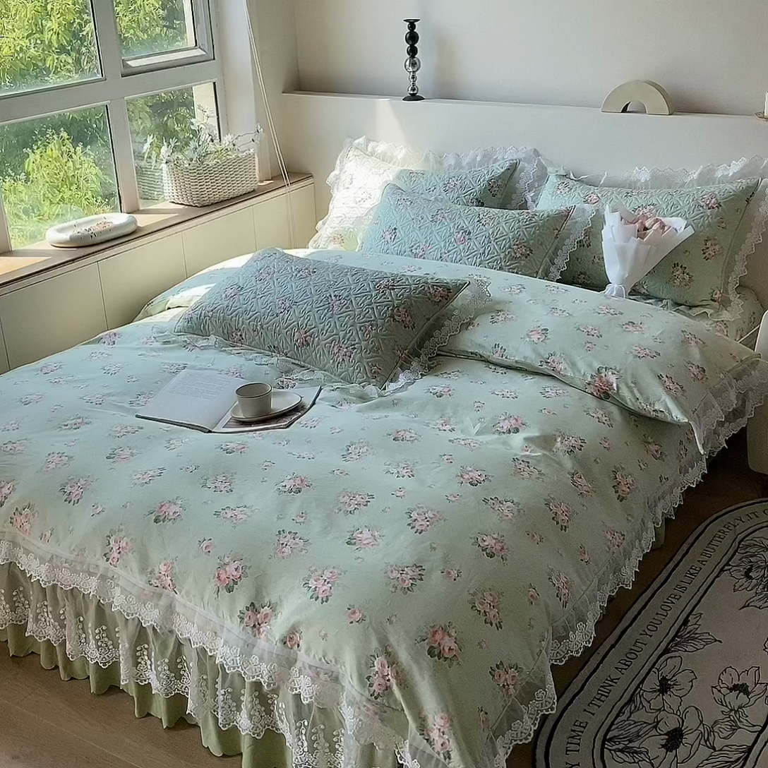 91家纺网 家纺一手货源 找家纺 添越2024小清新韩版蕾丝款花边纯棉夹棉床盖三件套全棉 芊芊花园蕾丝款