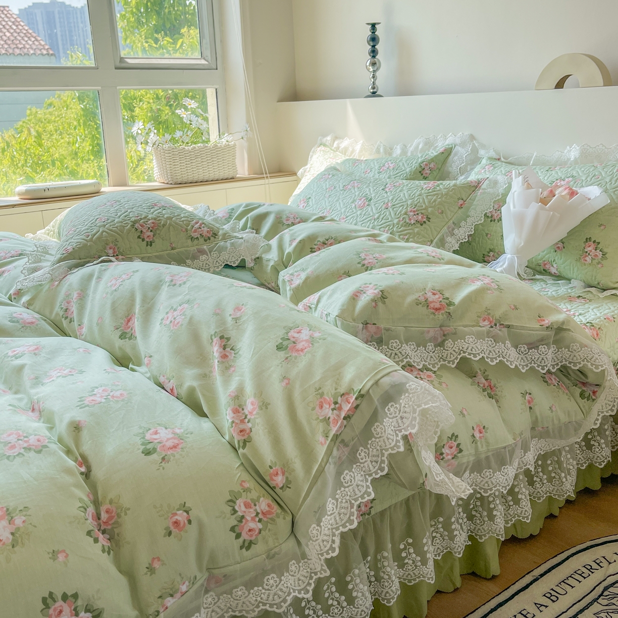 91家纺网 家纺一手货源 找家纺 添越2024小清新韩版蕾丝款花边纯棉夹棉床盖三件套全棉 芊芊花园蕾丝款