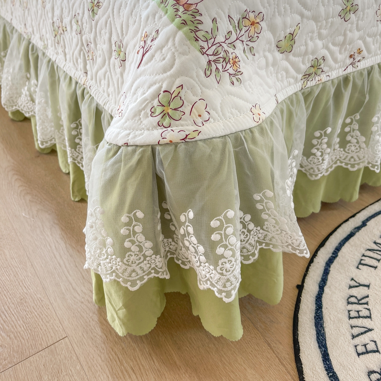 91家纺网 家纺一手货源 找家纺 添越2024小清新韩版蕾丝款花边纯棉夹棉床盖三件套全棉 森林仙境蕾丝款