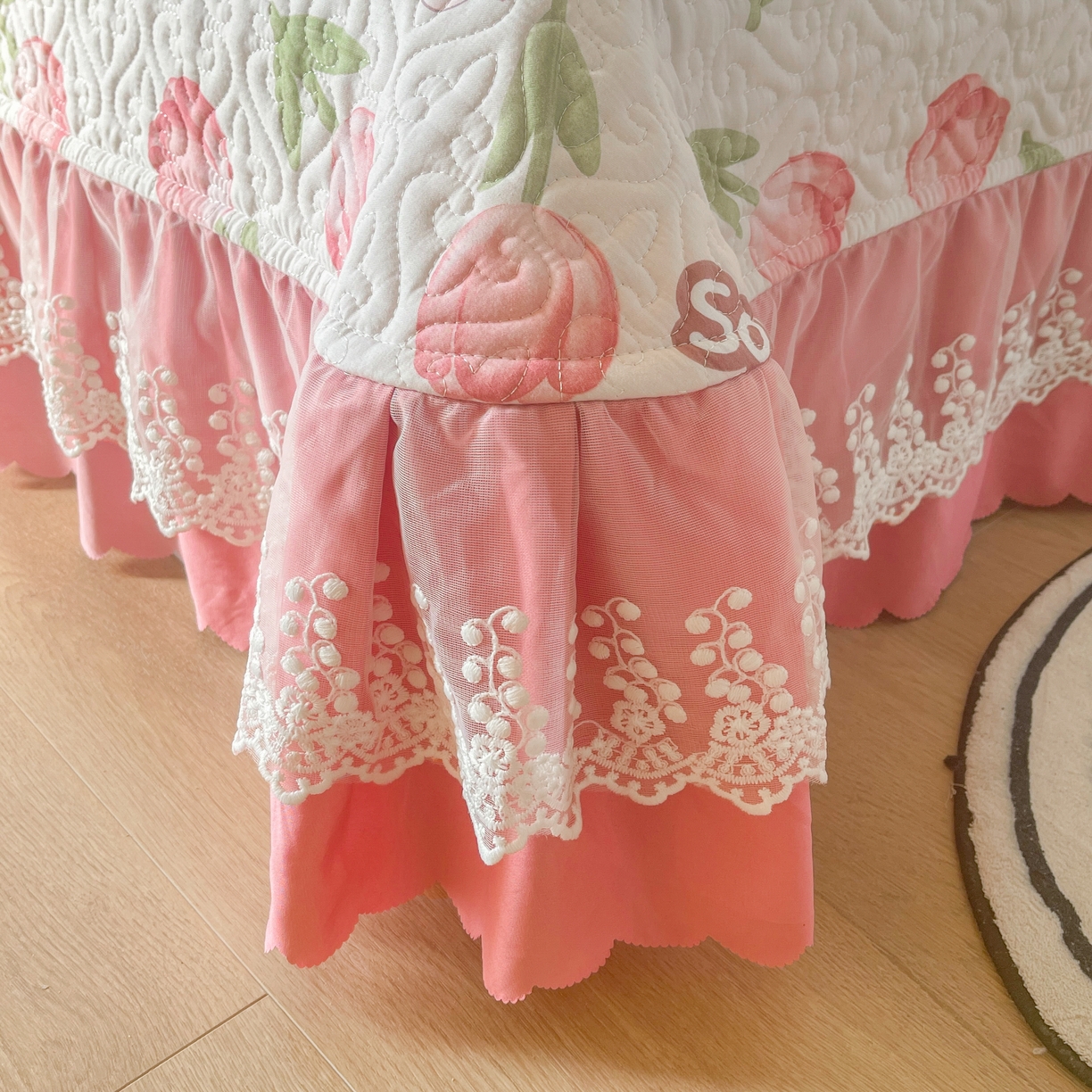 91家纺网 家纺一手货源 找家纺 添越2024小清新韩版蕾丝款花边纯棉夹棉床盖三件套全棉 花仙兔 蕾丝款