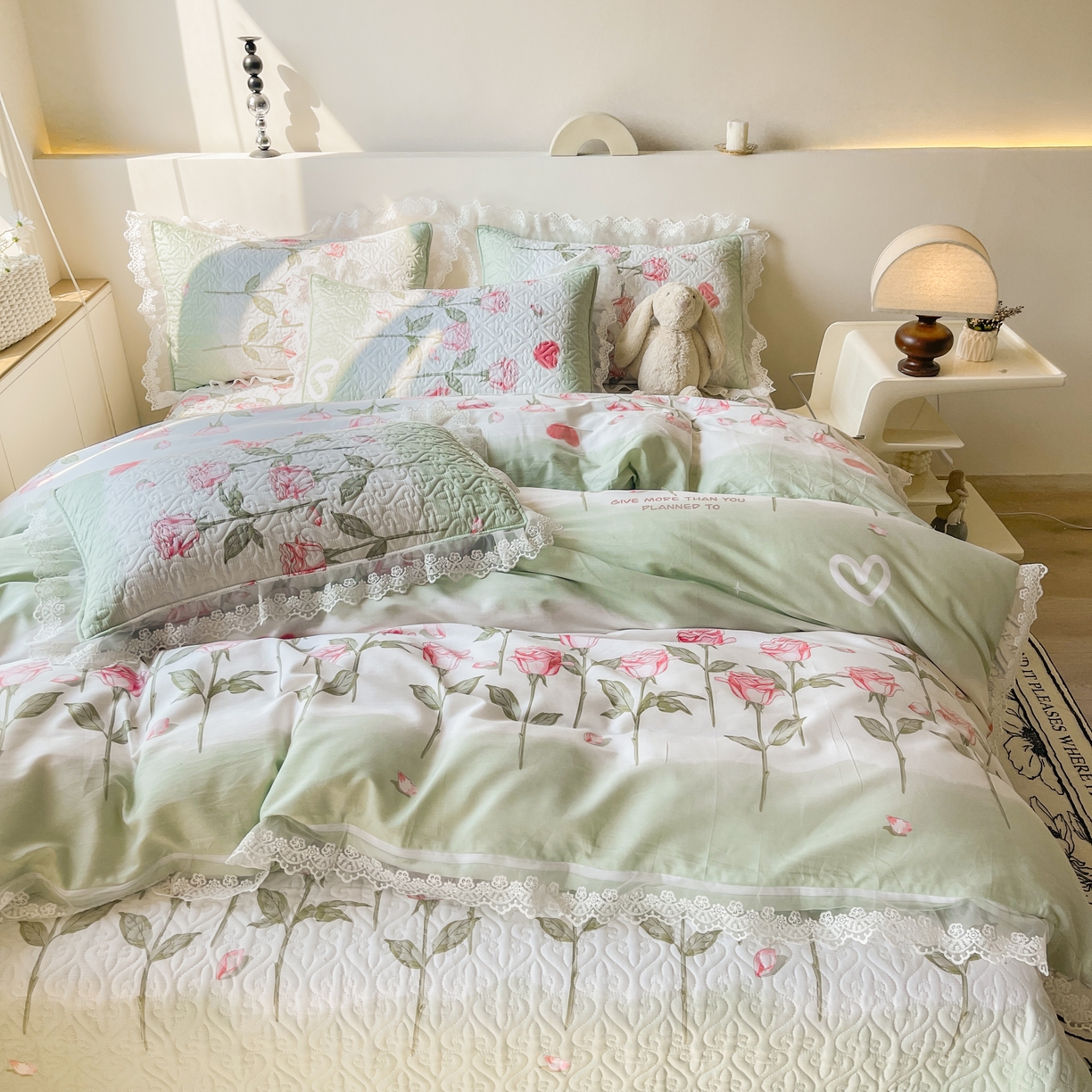 91家纺网 家纺一手货源 找家纺 添越2024小清新韩版蕾丝款花边纯棉夹棉床盖三件套全棉 玫瑰之约蕾丝款