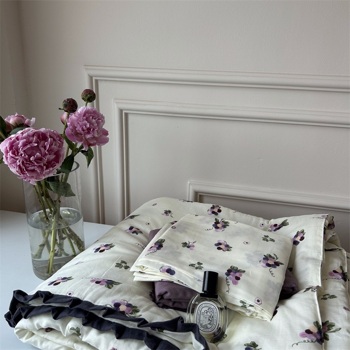 91家纺网 家纺一手货源 找家纺 源启生活 2023春夏新品皱皱纱花边款双层纱夏被 葡萄紫