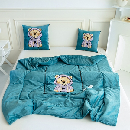 91家纺网 家纺一手货源 找家纺 （总）翰轩家居 2023新品水晶绒泰迪熊系列JK熊抱枕被-秋冬款