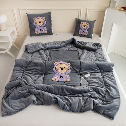 91家纺网 家纺一手货源 找家纺 （总）翰轩家居 2023新品水晶绒泰迪熊系列JK熊抱枕被-秋冬款