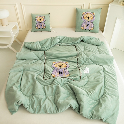 91家纺网 家纺一手货源 找家纺 （总）翰轩家居 2023新品水晶绒泰迪熊系列JK熊抱枕被-秋冬款