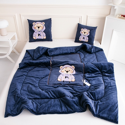 91家纺网 家纺一手货源 找家纺 翰轩家居 2023新品水晶绒泰迪熊系列JK熊抱枕被-秋冬款 JK熊 藏青绒