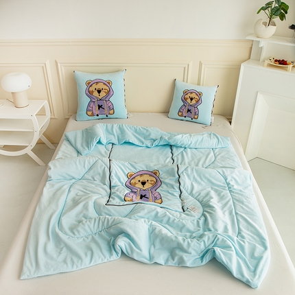 91家纺网 家纺一手货源 找家纺 （总）翰轩家居 2023新品水晶绒泰迪熊系列JK熊抱枕被-秋冬款