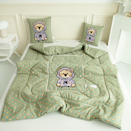 91家纺网 家纺一手货源 找家纺 翰轩家居 2023新品水洗棉麻泰迪熊系列JK熊抱枕被-四季款 JK熊 心动绿