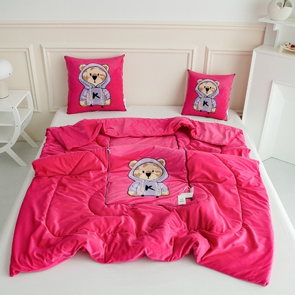 91家纺网 家纺一手货源 找家纺 （总）翰轩家居 2023新品水晶绒泰迪熊系列JK熊抱枕被-秋冬款