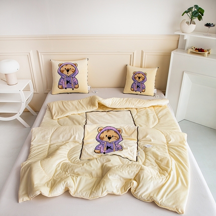 91家纺网 家纺一手货源 找家纺 （总）翰轩家居 2023新品水晶绒泰迪熊系列JK熊抱枕被-秋冬款