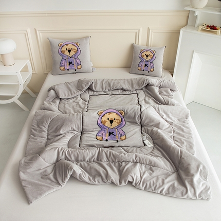 91家纺网 家纺一手货源 找家纺 （总）翰轩家居 2023新品水晶绒泰迪熊系列JK熊抱枕被-秋冬款