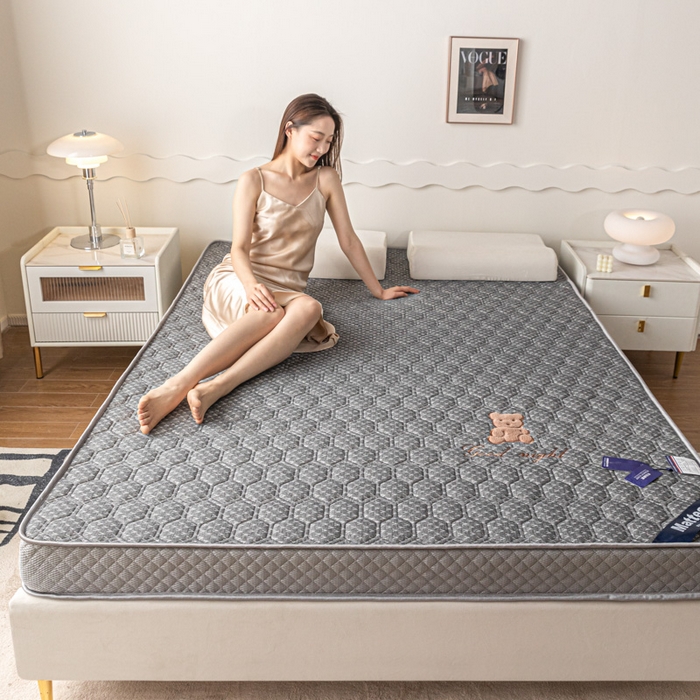 91家纺网 家纺一手货源 找家纺 元昊床垫 2025新款乳胶+D25高密度海绵床垫刺绣晚安小熊6公分9公分（永不塌陷）软硬适中 小熊暖灰（6cm）