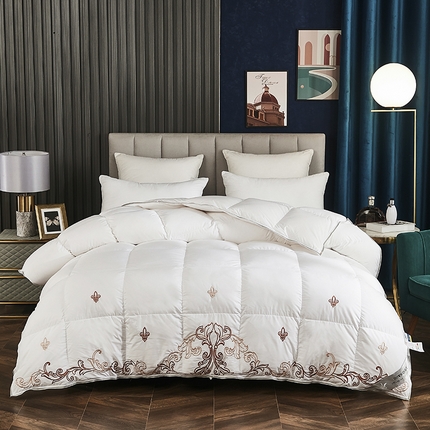 91家纺网 家纺一手货源 找家纺 （总）御眠纺 2024新款柔赛丝95白鹅绒被芯绣花款双人羽绒被
