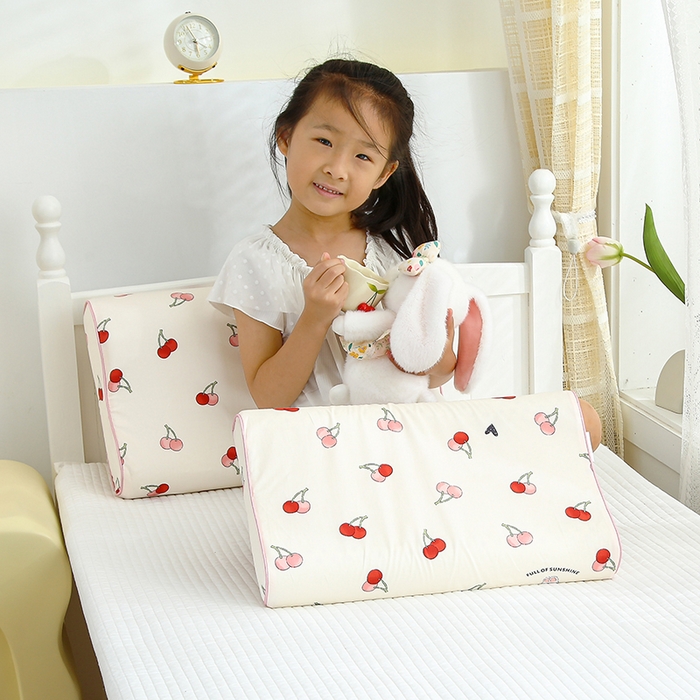 91家纺网 家纺一手货源 找家纺 良佐生活 2023新款A类全棉儿童乳胶枕头枕芯 小樱桃