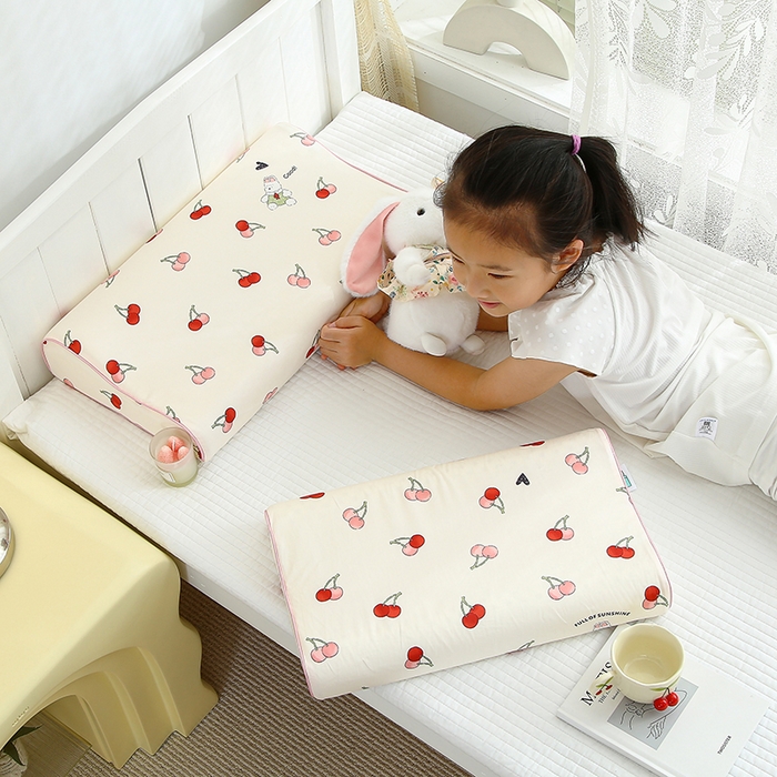 91家纺网 家纺一手货源 找家纺 良佐生活 2023新款A类全棉儿童乳胶枕头枕芯 小樱桃