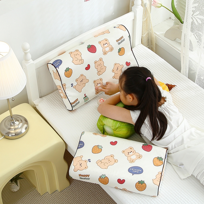 91家纺网 家纺一手货源 找家纺 良佐生活 2023新款A类全棉儿童乳胶枕头枕芯 草莓熊