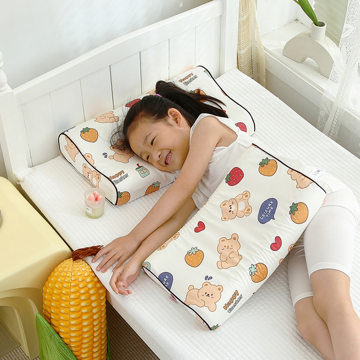 91家纺网 家纺一手货源 找家纺 良佐生活 2023新款A类全棉儿童乳胶枕头枕芯 草莓熊