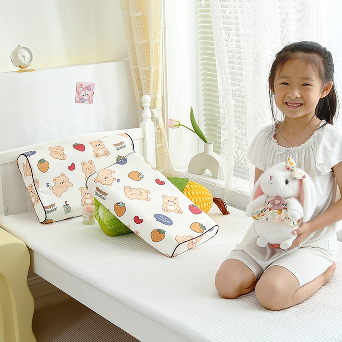 91家纺网 家纺一手货源 找家纺 良佐生活 2023新款A类全棉儿童乳胶枕头枕芯 草莓熊