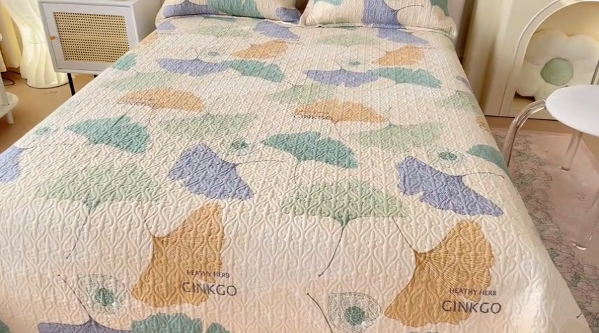 91家纺网 家纺一手货源 找家纺 40支全棉夹棉绗缝13372简约款印花多功能床盖夏被凉席 初秋银杏