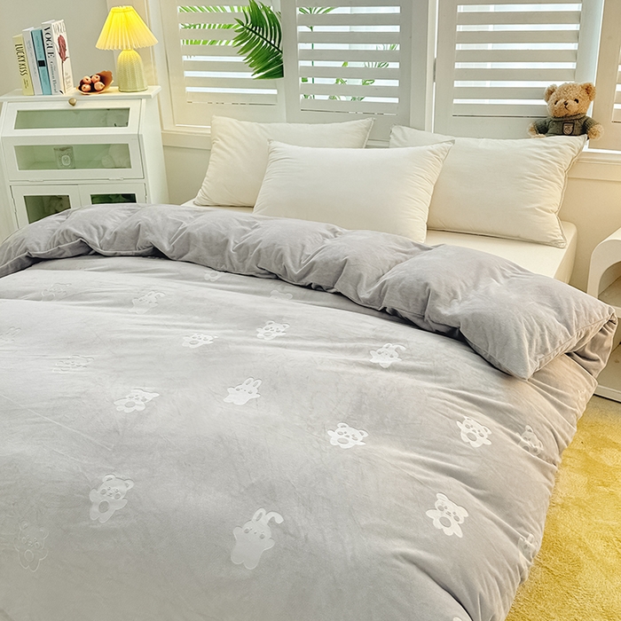 91家纺网 家纺一手货源 找家纺 新款全消光210克婴儿绒宝宝绒压花单被套定做定制尺寸 宝宝绒-灰小熊
