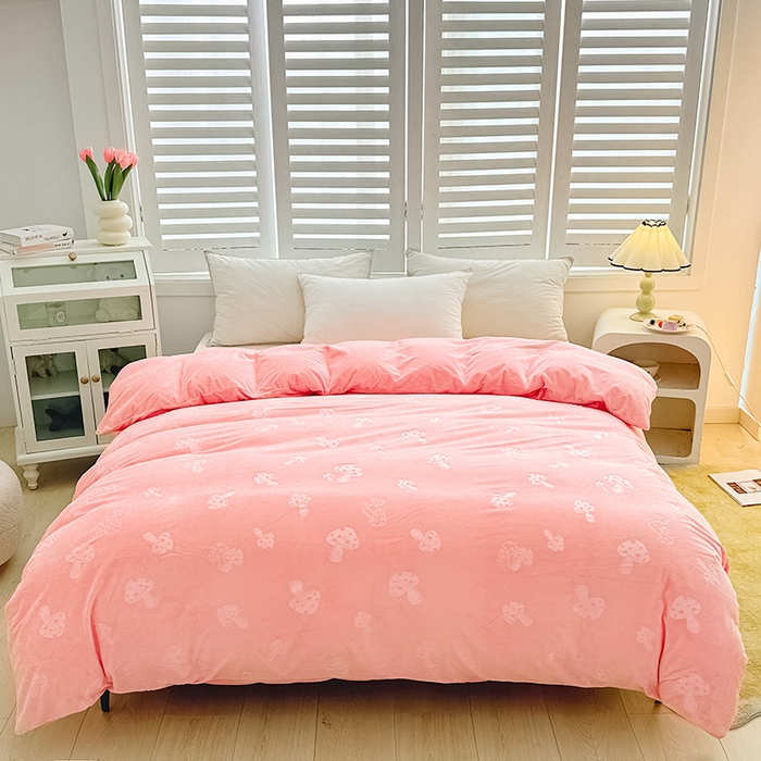 91家纺网 家纺一手货源 找家纺 新款全消光210克婴儿绒宝宝绒压花单被套定做定制尺寸 宝宝绒-粉蘑菇