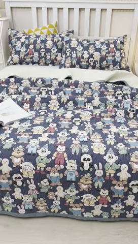 91家纺网 家纺一手货源 找家纺 40支全棉夹棉绗缝13372简约款印花多功能床盖夏被凉席 彼得一家