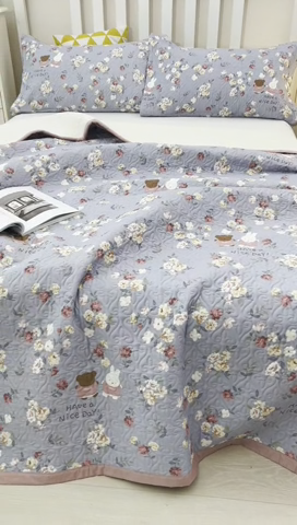 91家纺网 家纺一手货源 找家纺 40支全棉夹棉绗缝13372简约款印花多功能床盖夏被凉席 花兔情缘