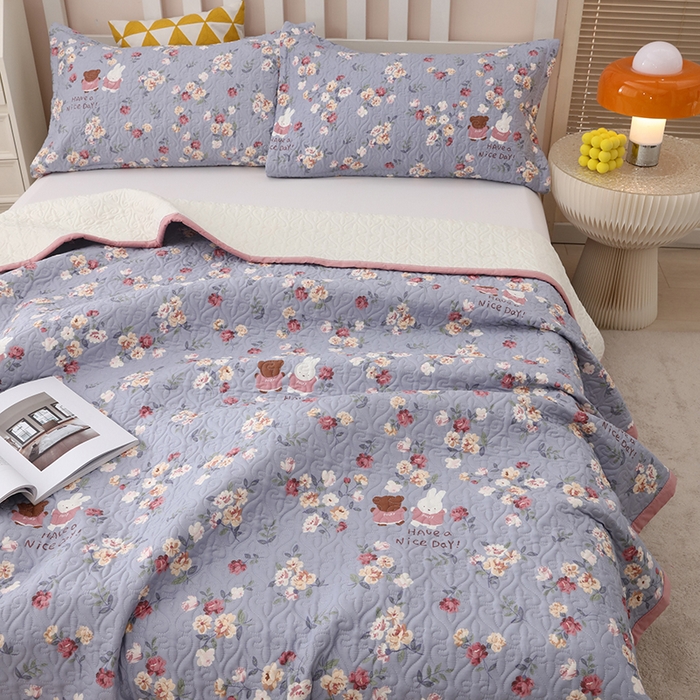 91家纺网 家纺一手货源 找家纺 40支全棉夹棉绗缝13372简约款印花多功能床盖夏被凉席 花兔情缘