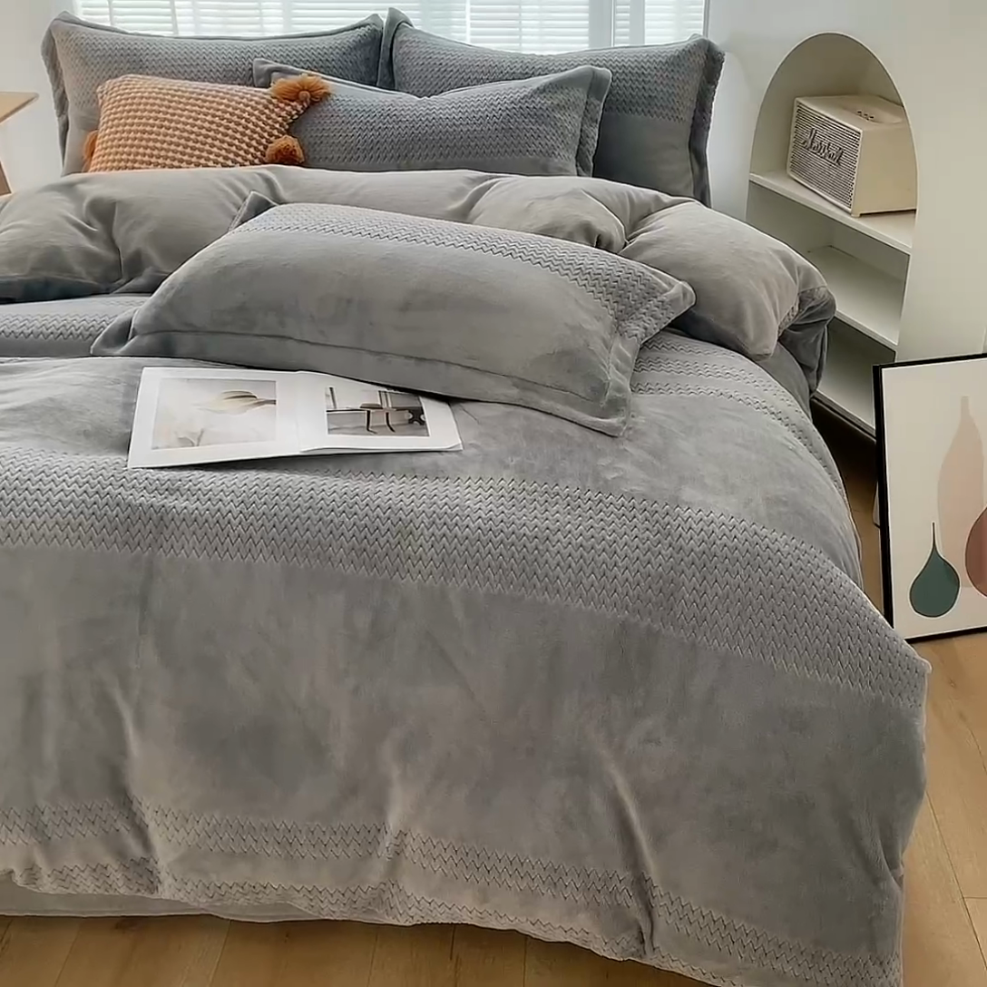 91家纺网 家纺一手货源 找家纺 新品牛奶绒烂花230克四件套可定做 提花灰